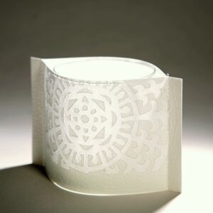 valolyhty-lasin ympärillä kuultava käsintehty paperi