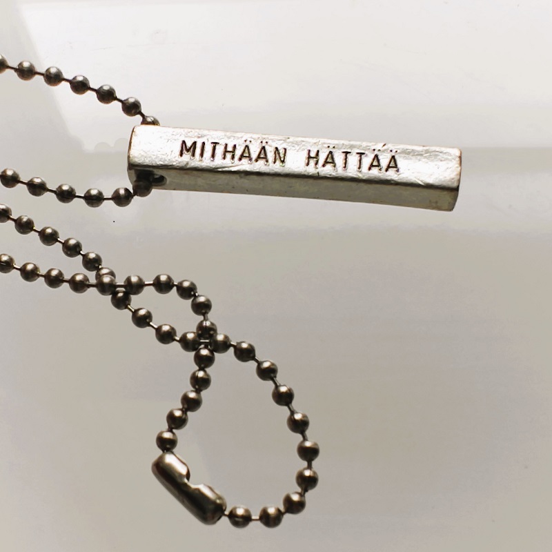 Mithään hättää-riipus